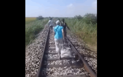 Meghibásodott a bánáti vonat, negyven fokos hőségben, a síneken gyalogoltak az utasok (Videó)