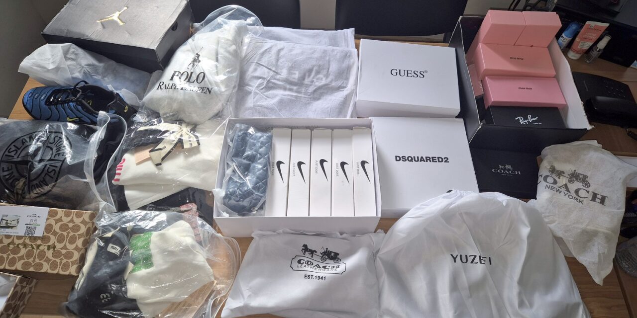 Az állítólag üres kamionról a határon kiderült, hogy egy kerekeken guruló butik