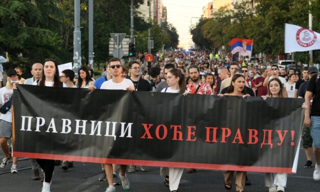 Helenáért, a Szerbiából kitoloncolt egyetemista lányért tüntettek Belgrádban