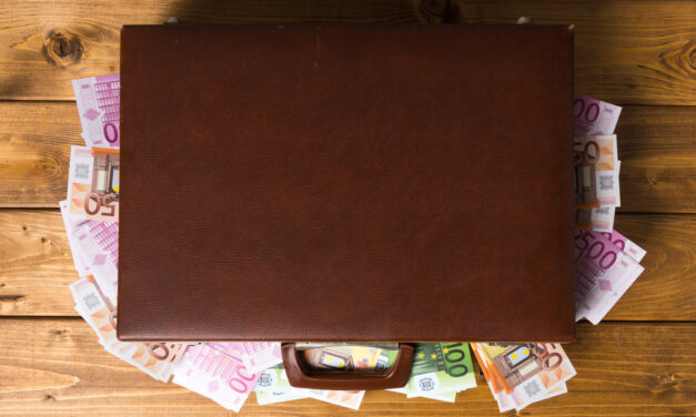 Tizenötezer eurót talált az utcán, bevitte a rendőrségre