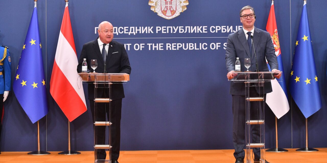 Egy újságírói kérdésre adott válaszával Vučić megdöbbentette az osztrák kancellárt