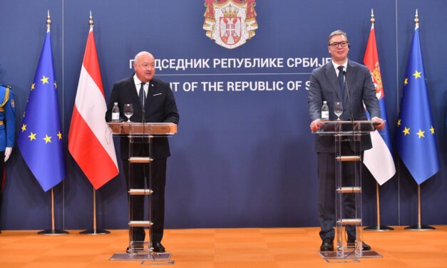 Egy újságírói kérdésre adott válaszával Vučić megdöbbentette az osztrák kancellárt