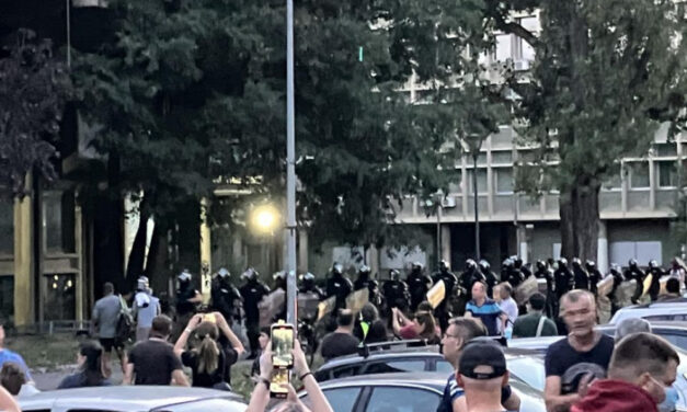 Rendőrök és rabszállítók érkeztek a Bölcsészettudományi Karhoz (Videóval)