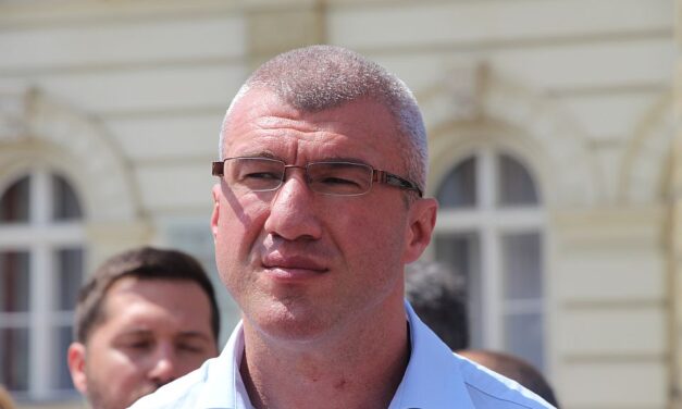 A belügyminisztérium szerint az ellenzéki képviselő rátámadt a rendőrökre