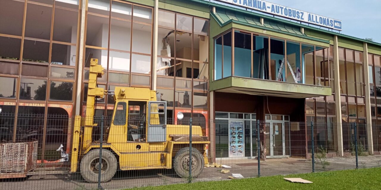Bontják az óbecsei buszállomás épületét
