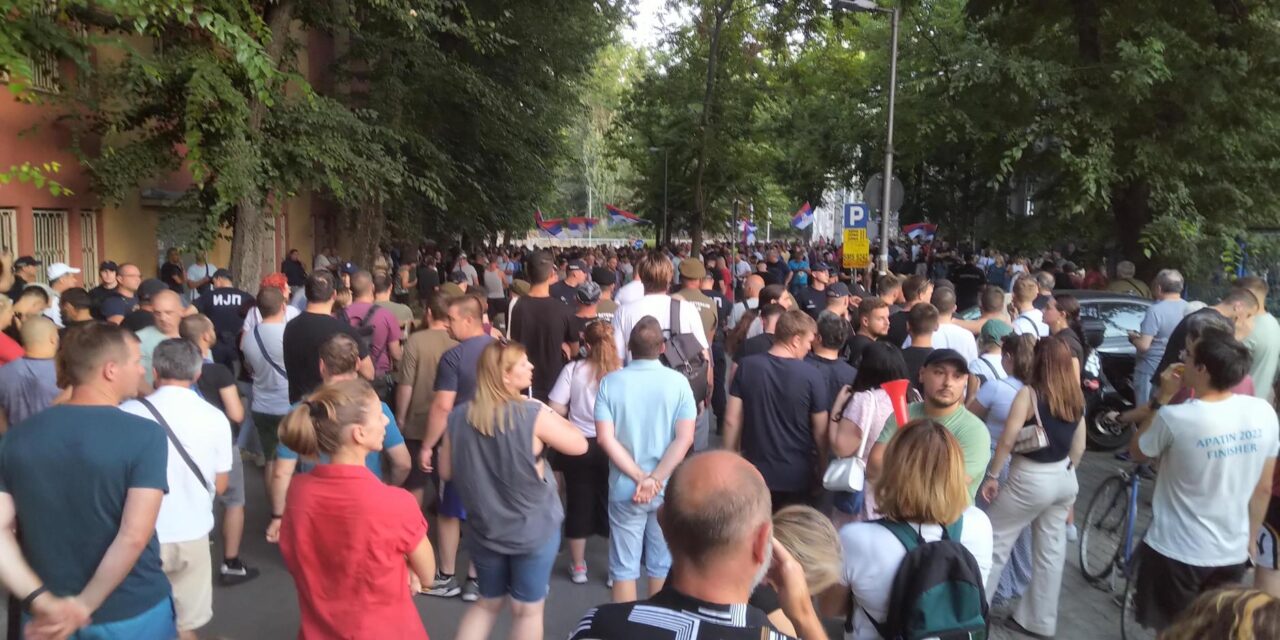 Elérkezett az este, újabb tüntetések kezdődnek országszerte