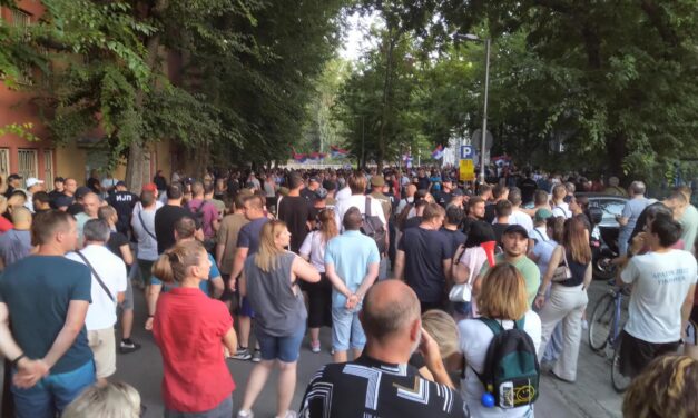Elérkezett az este, újabb tüntetések kezdődnek országszerte