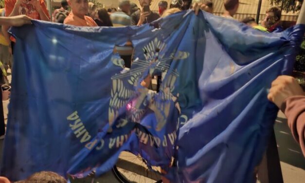 Lángolt a radikálisok zászlója Újvidéken + VIDEÓ