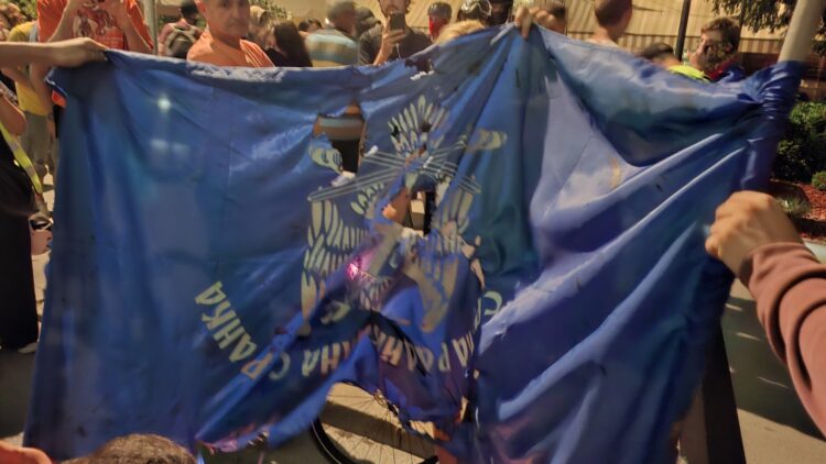 Lángolt a radikálisok zászlója Újvidéken + VIDEÓ