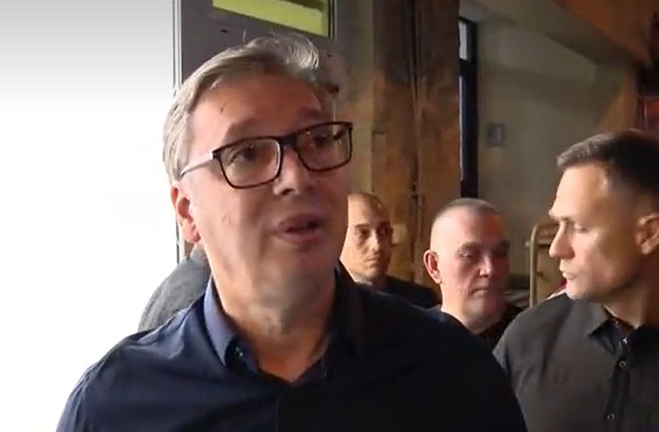 Kifütyülték a lakók a pártirodához látogató államfőt (videóval)