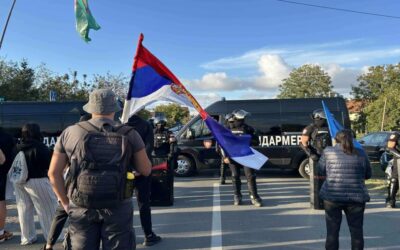 Tüntetés, ellentüntetés, sok a rendőr, feszült a helyzet Újvidéken