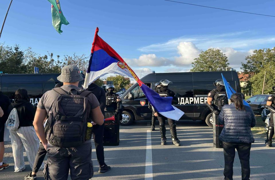 Tüntetés, ellentüntetés, sok a rendőr, feszült a helyzet Újvidéken