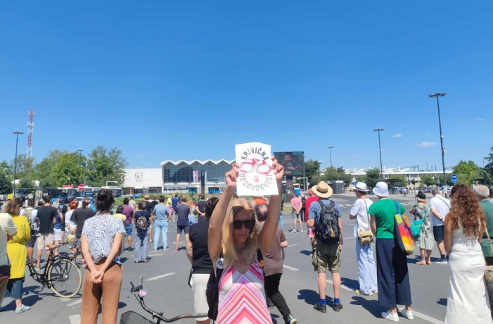 Tizenhat percre leállt a nyüzsgés Újvidéken (fotók+videó)