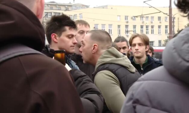 Előállították a vajdasági egyetemistát, akiről legendás fotó készült a tüntetéseken