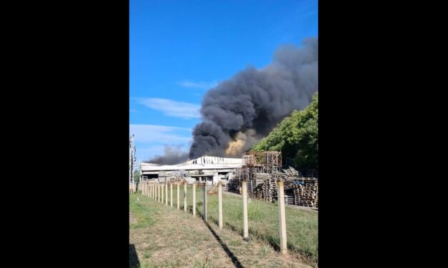 Súlyos tűz pusztít Adán (Videó)