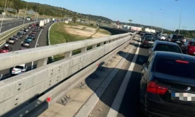 Az útdíjat beszedik, de közben a sofőrök öt óra alatt tesznek meg 30 kilométert!