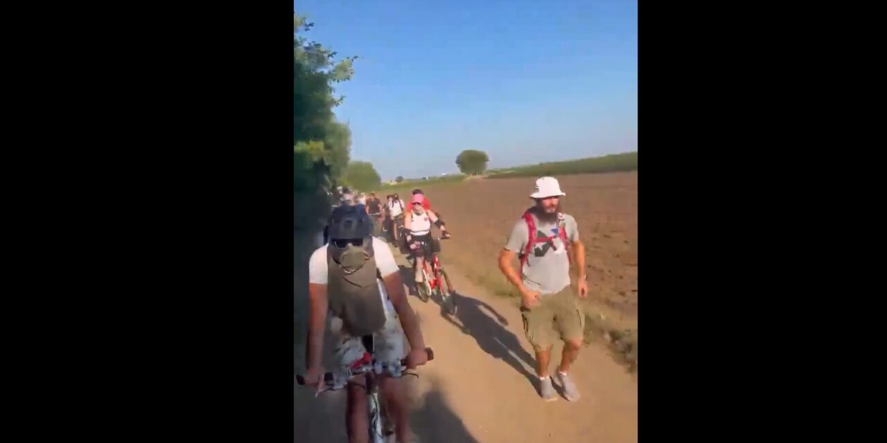 A csendőrök lezárták a települést, a tüntetők dűlőutakon és csónakkal jutottak el Petrőcre