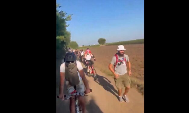 A csendőrök lezárták a települést, a tüntetők dűlőutakon és csónakkal jutottak el Petrőcre