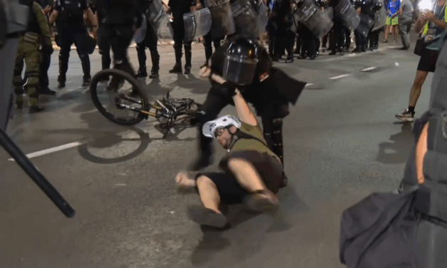 Földre rántottak egy kerékpárost a rendőrök Belgrádban