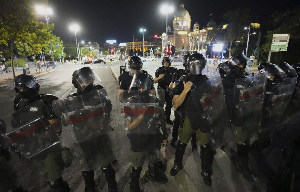 A csendőr vegyszerrel vakította meg a tüntetésről tudósító újságírót