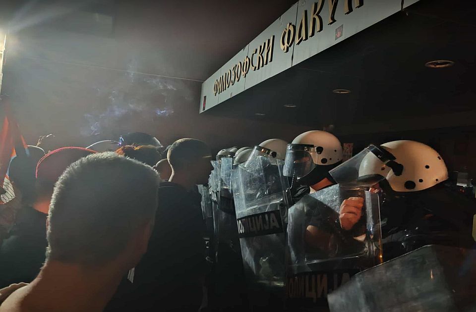 „A rendőrség azonnal vonuljon ki a Bölcsészettudományi Karról”