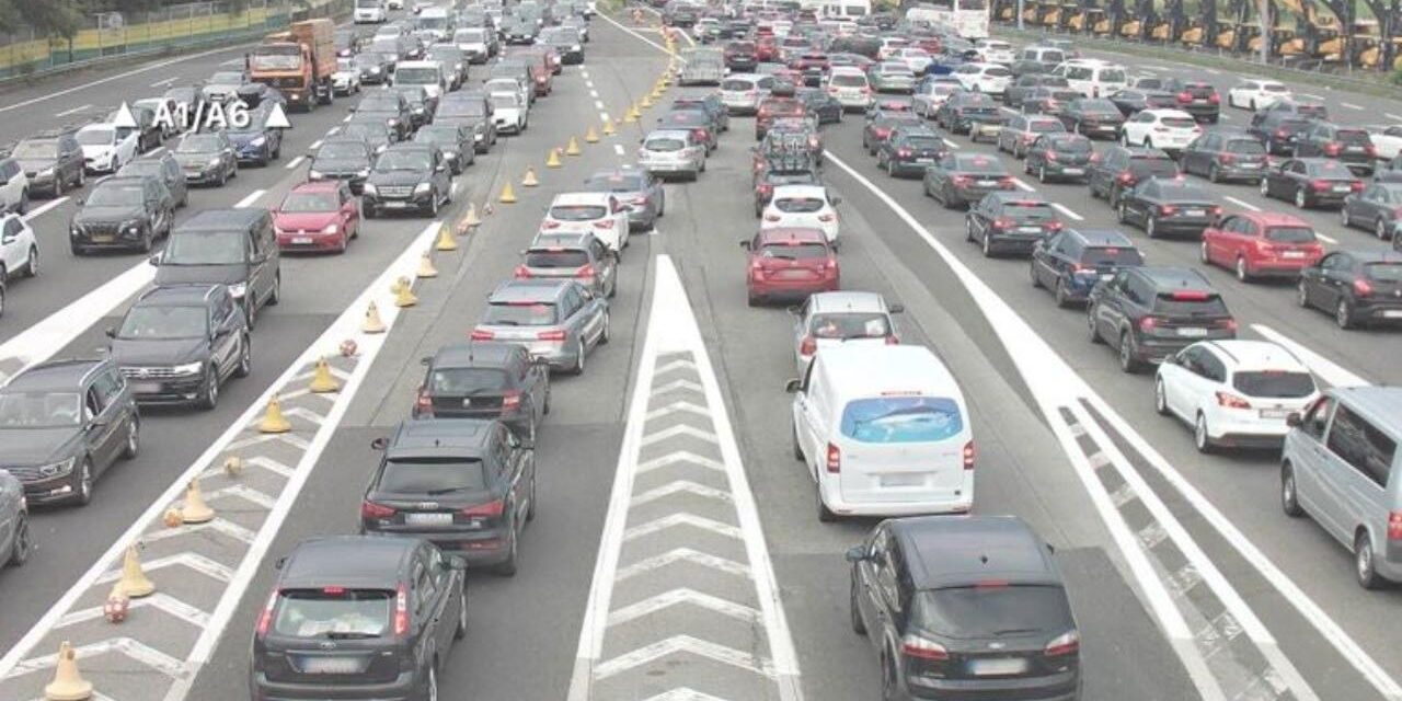 Tömeges forgalom és hosszú várakozás a horvát tengerpart felé vezető utakon