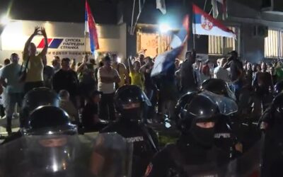 Tojással dobálták a tüntetőket a Szerb Haladó Párt hívei