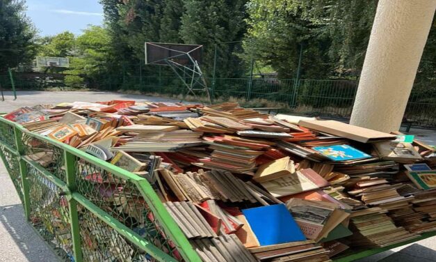 Több száz könyvet dobott ki egy újvidéki iskola, köztük dedikált, értékes példányokat is