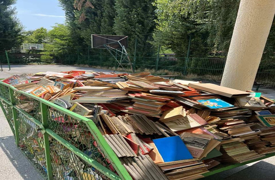 Több száz könyvet dobott ki egy újvidéki iskola, köztük dedikált, értékes példányokat is