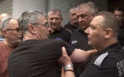 Összetűzések Belgrádban, nem engedik be az aktivistákat a nyilvános vitára