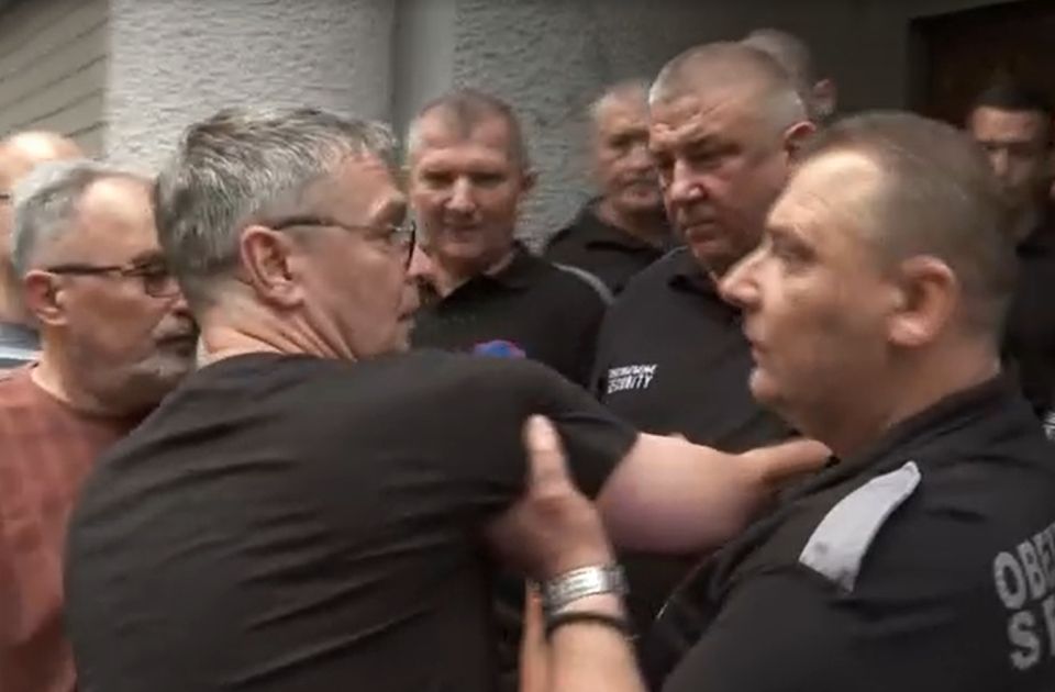 Összetűzések Belgrádban, nem engedik be az aktivistákat a nyilvános vitára