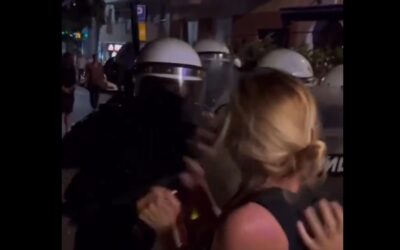 Lepofozott a rendőr egy nőt a fővárosi tüntetésen, a gumibotok is előkerültek