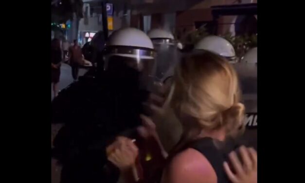 Lepofozott a rendőr egy nőt a fővárosi tüntetésen, a gumibotok is előkerültek