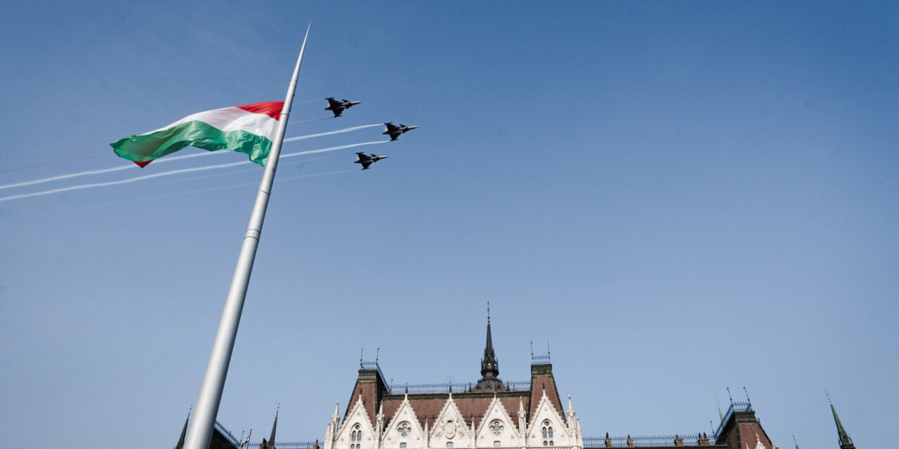 Felvonták a nemzeti lobogót a magyar Országház előtt