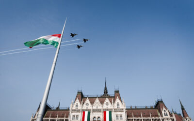 Felvonták a nemzeti lobogót a magyar Országház előtt