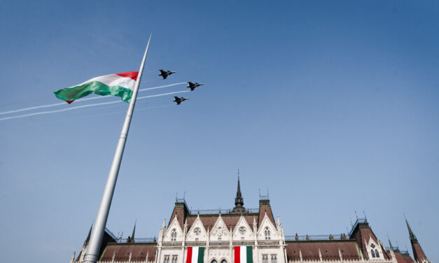 Felvonták a nemzeti lobogót a magyar Országház előtt