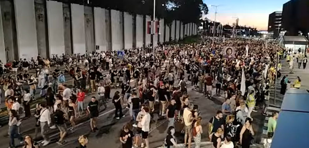 Útkereszteződést zártak le a megemlékezők a fővárosban