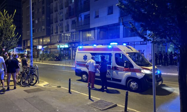 Mentőautók szállították a botokat a verőlegényeknek? (fotó+videó)