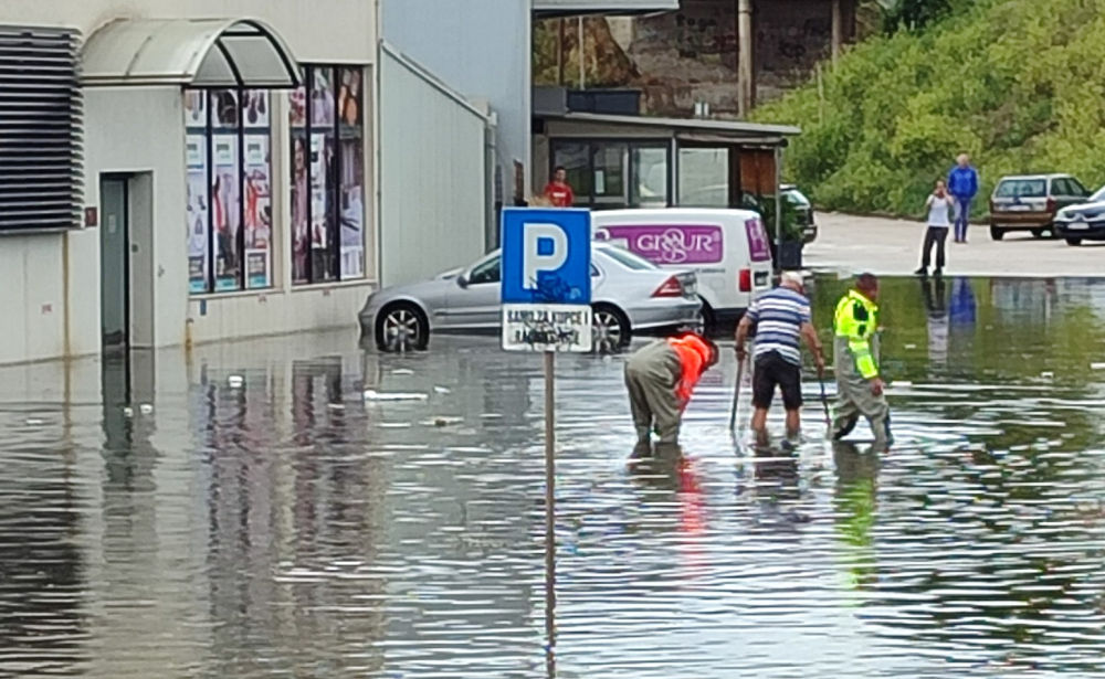 Udvarokat és pincéket öntött el a víz a horvát tengerparton, szikla zuhant az útra