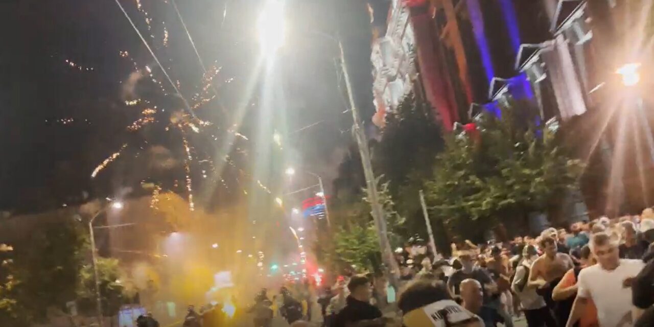 A haladók pirotechnikai eszközöket lövöldöznek a békés polgárokra, a rendőrség nem reagál