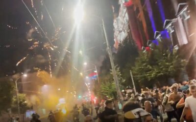 A haladók pirotechnikai eszközöket lövöldöznek a békés polgárokra, a rendőrség nem reagál