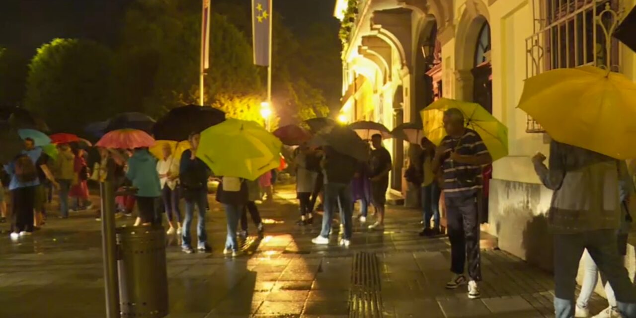Szakadó esőben fertőtlenítették a polgárok Zombort a szerdai haladó cirkusz után