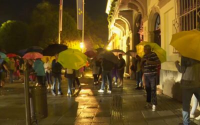 Szakadó esőben fertőtlenítették a polgárok Zombort a szerdai haladó cirkusz után