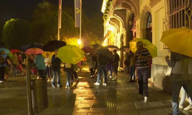 Szakadó esőben fertőtlenítették a polgárok Zombort a szerdai haladó cirkusz után