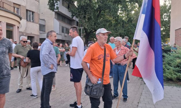 Gyorsan szétszéledtek Óbecsén a haladópárti ellentüntetők