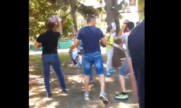 Széttépték a tüntetésekről készített fotókat (videó)