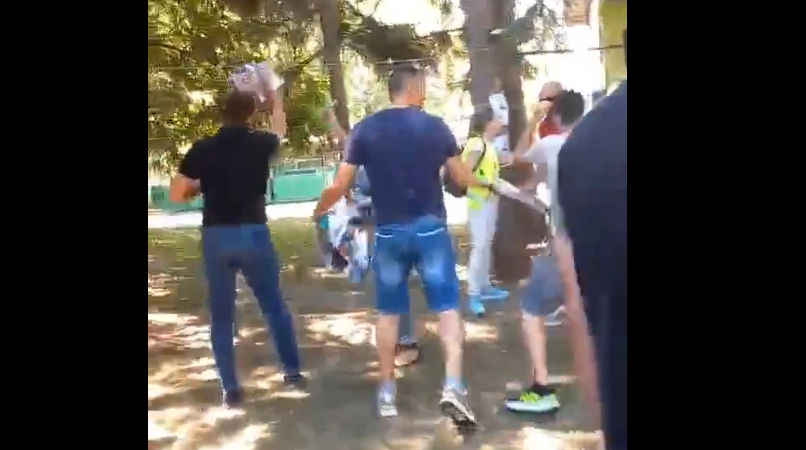 Széttépték a tüntetésekről készített fotókat (videó)