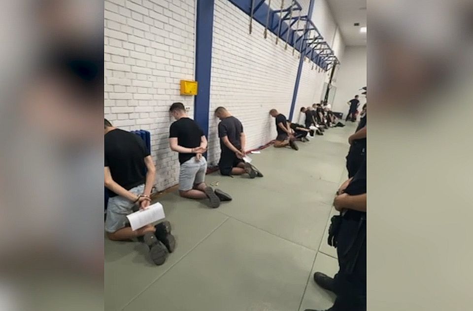 Térdelő, fejüket falnak támasztó, megbilincselt fiatalokról tett közzé felvételeket a rezsimhű sajtó