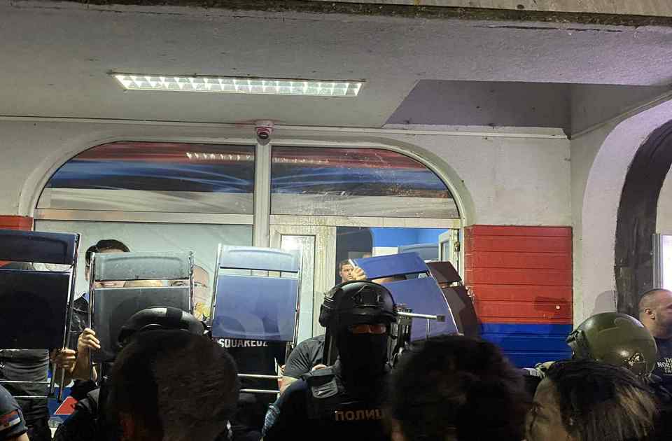 Emberölési kísérlet miatt elítélt volt fegyenc is „védte” a haladók újvidéki irodáját