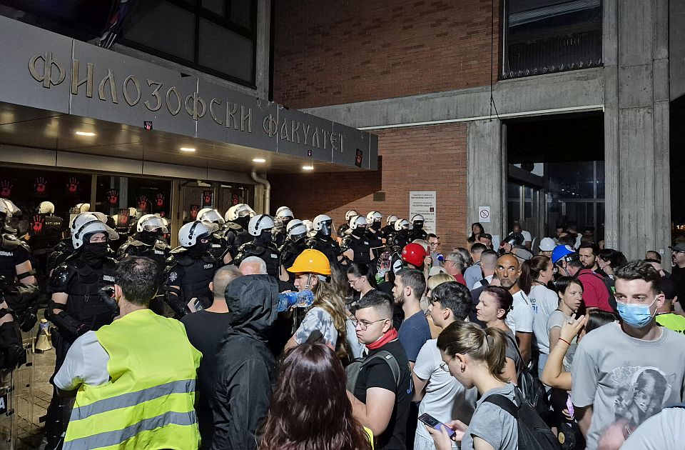 A dékán leváltását követelik a tiltakozó bölcsészhallgatók